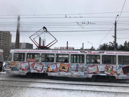 По городу-герою Волгограду курсирует трамвай с экспозицией рисунков на вагонах