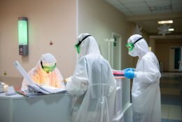 Медиков ждут доплаты за борьбу с коронавирусом в праздники