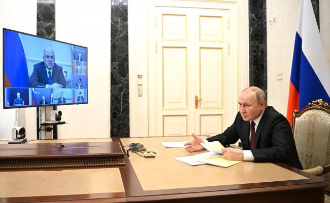 Путин потребовал повышения реальных доходов россиян на 2,5 процента