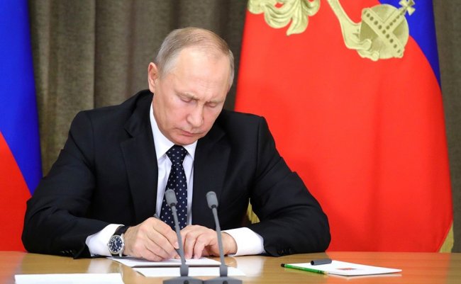 Путин подписал закон о мерах поддержки в экономической и социальной сферах