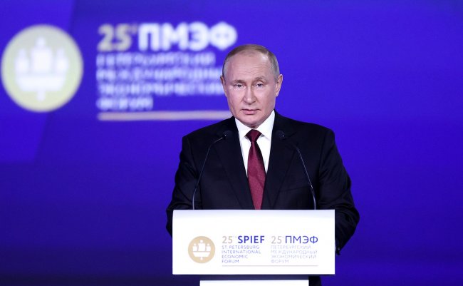17 июня 2022 года Владимир Путин принял участие в пленарном заседании XXV Петербургского международного экономического форума.