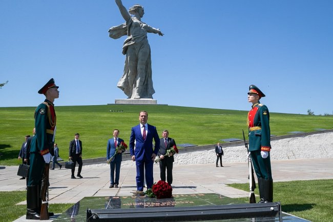 Медведев принял участие в памятных мероприятиях в городе-герое Волгограде