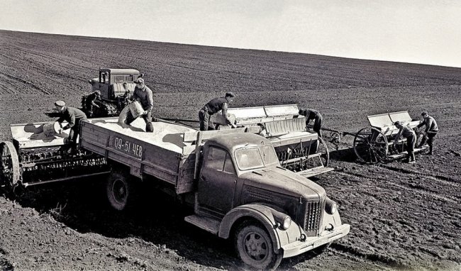 Шел вперед и в бою, и в труде