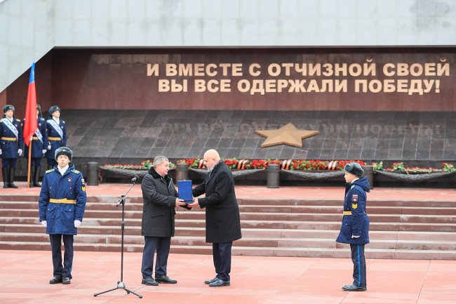 Андрей Бочаров передал Кузбассу капсулу с землёй Мамаева кургана