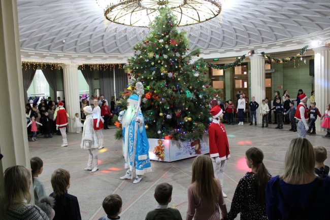 28 декабря в ДК профсоюзов устроили благотворительную елку для детей мобилизованных