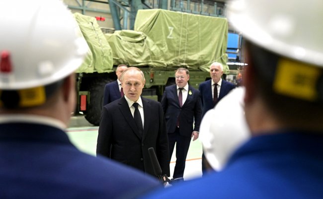 Путин допустил возможность отсрочки от армии для работников ОПК