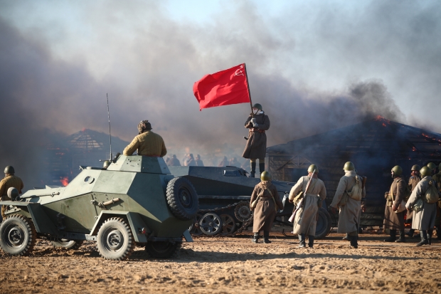 Волгоградцы стали зрителями грандиозной исторической реконструкции уничтожения танковой группы фельдмаршала Манштейна под Сталинградом.