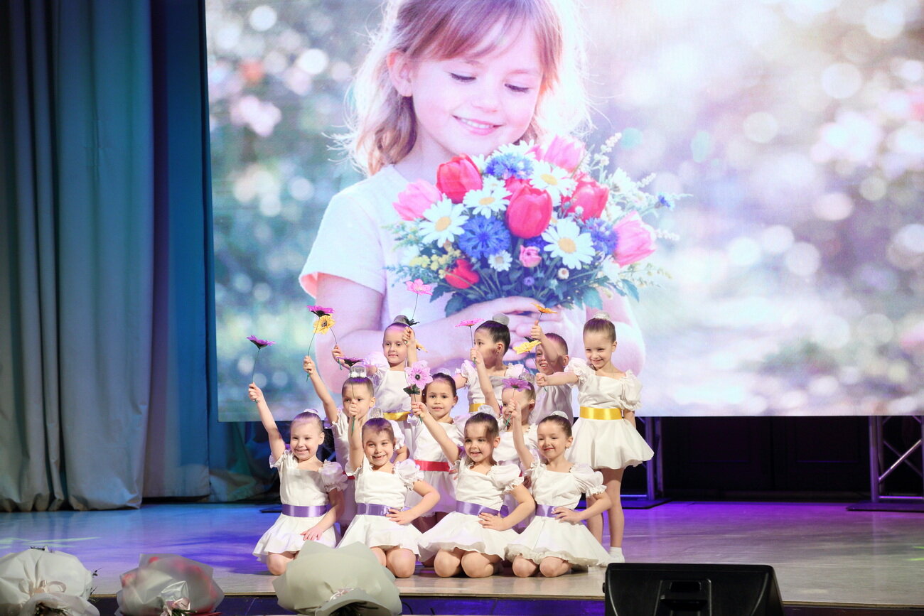 «Весна идет — весне дорогу!»: Во Дворце культуры профсоюзов чествовали прекрасную половину Волгограда